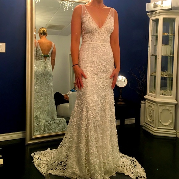 Wedding dress - Picture 1 of 2